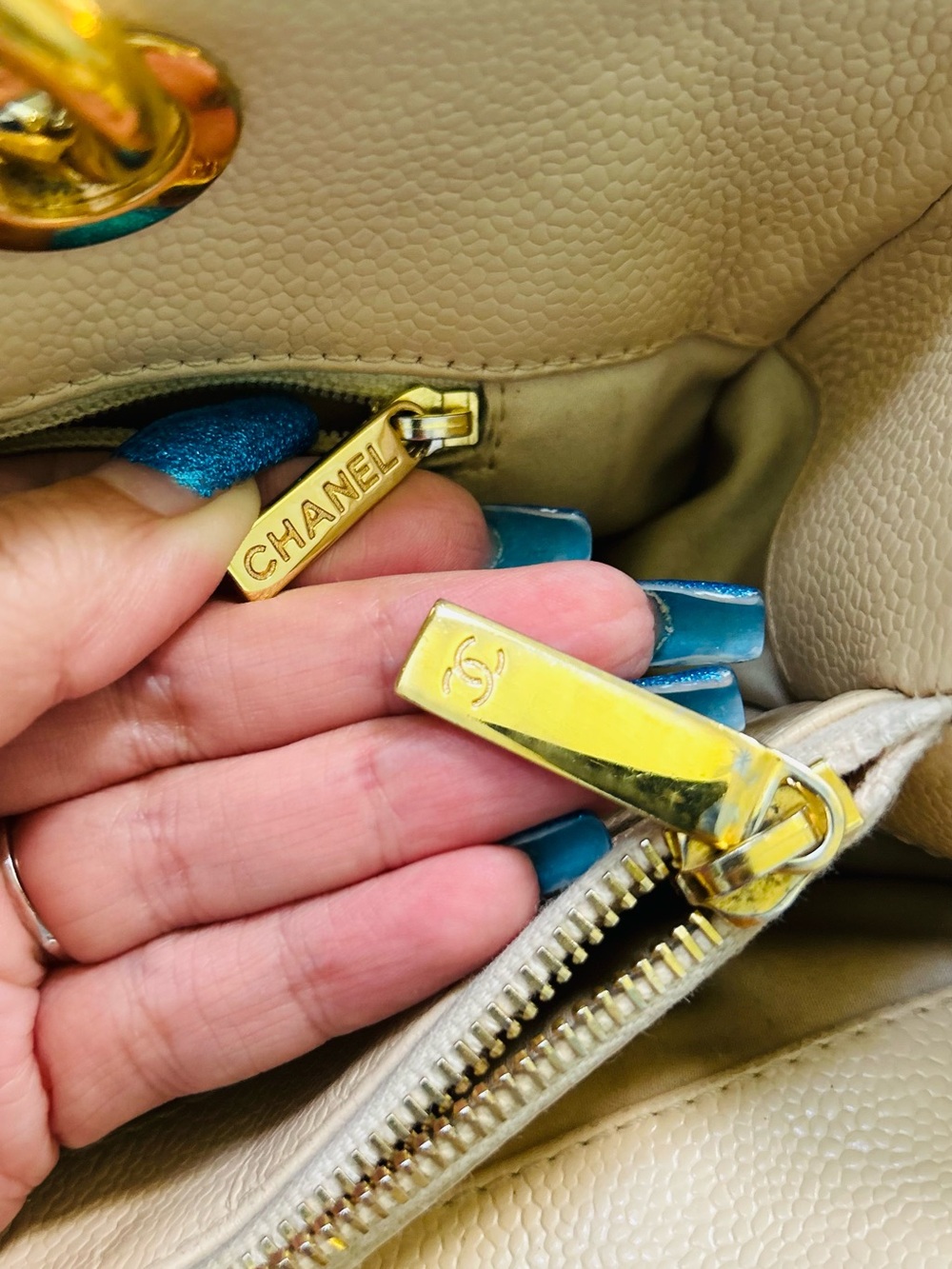 CHANEL Beige Quilted Caviar GST - Picture 14 of 17